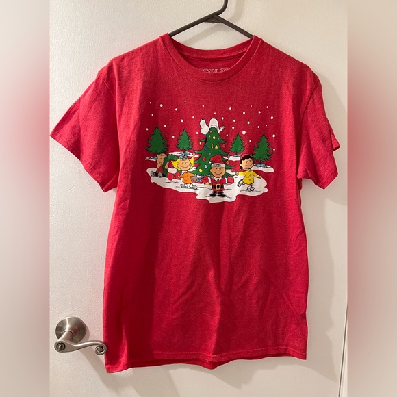 Peanuts Red Christmas  T-Shirt - Picture 4 of 4